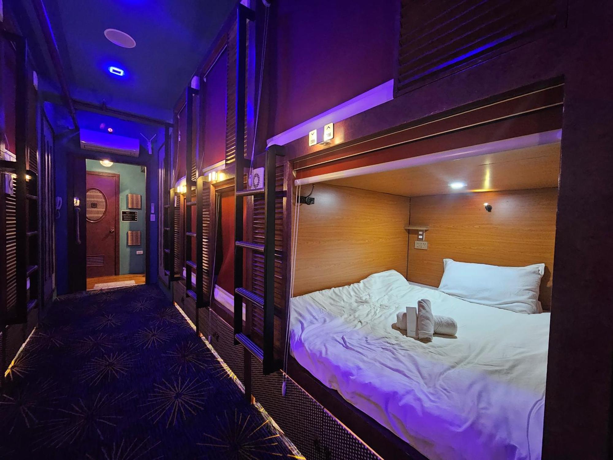 Attic Capsule Hotel Marigondon  Экстерьер фото